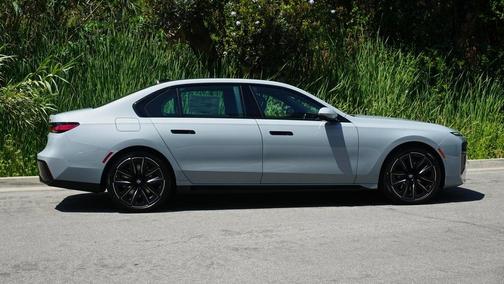 2025 BMW 740 i