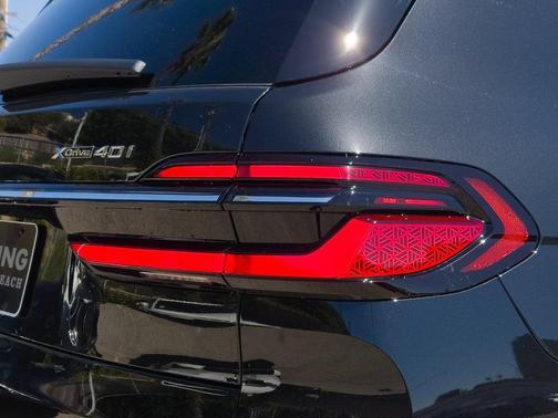 Black Sapphire Metallic 2027 BMW X7 xDrive40i