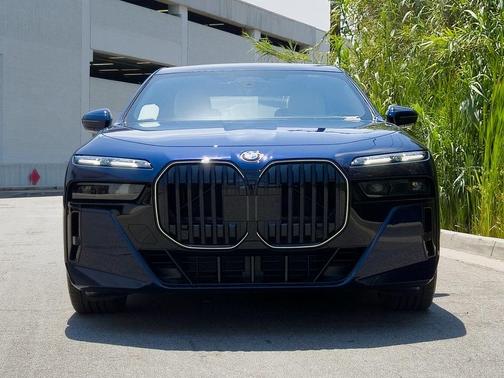 2025 BMW 740 i