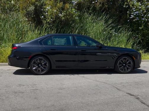 2025 BMW 740 i