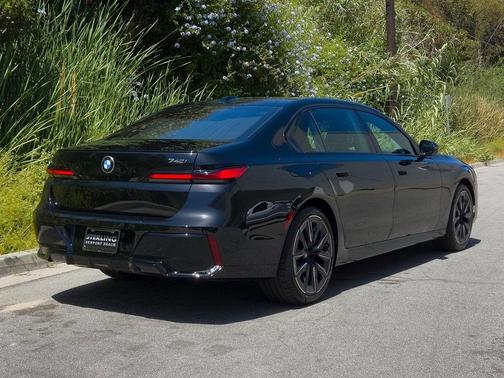 2025 BMW 740 i