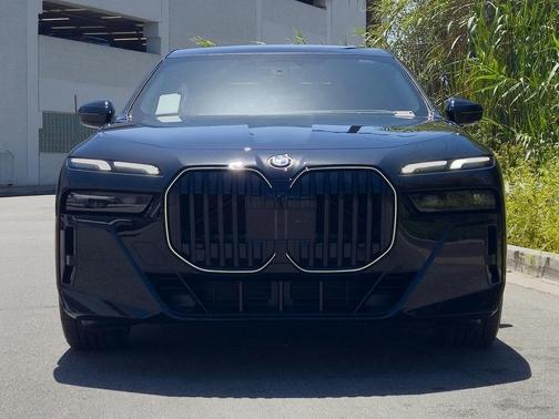 2025 BMW 740 i