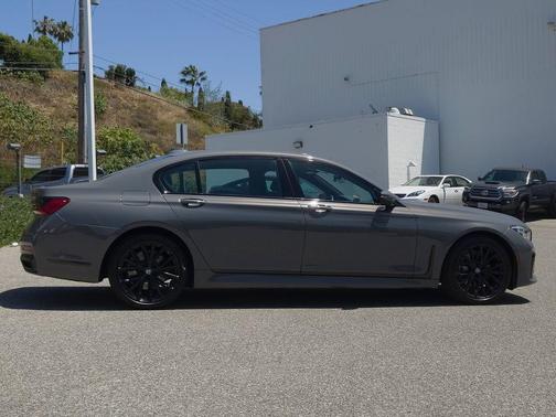 Bernina Gray Amber Effect Metallic 2022 BMW 740 i