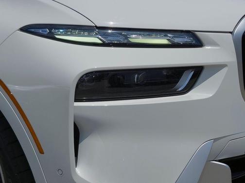 Alpine White 2024 BMW X7 xDrive40i