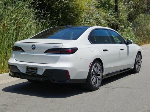 2025 BMW 740 i