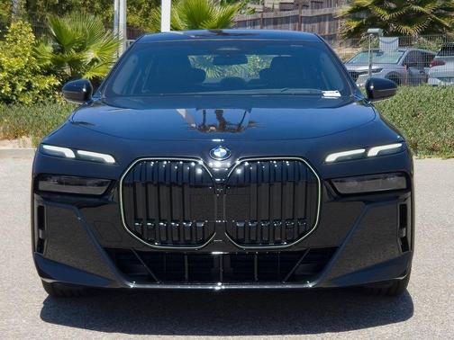Black Sapphire Metallic 2026 BMW 740 i
