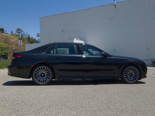 Black Sapphire Metallic 2026 BMW 740 i