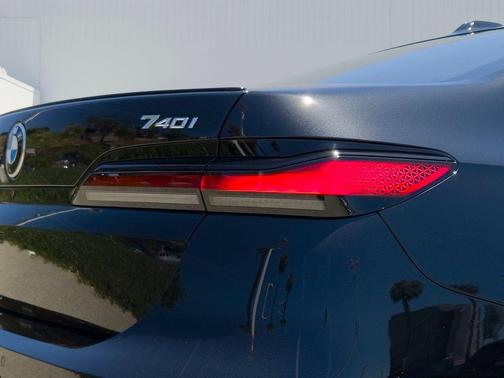 Black Sapphire Metallic 2026 BMW 740 i