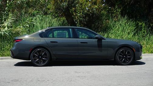 2025 BMW 740 i