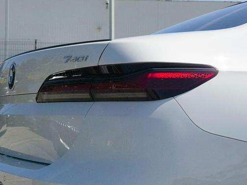 Mineral White Metallic 2023 BMW 740 i