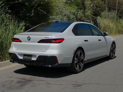 2025 BMW 740 i