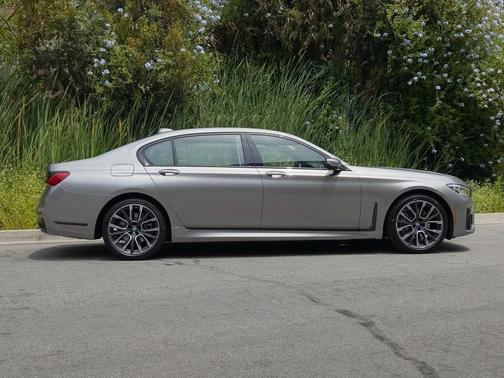 2022 BMW 740 i