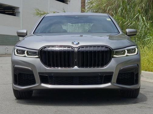 2022 BMW 740 i