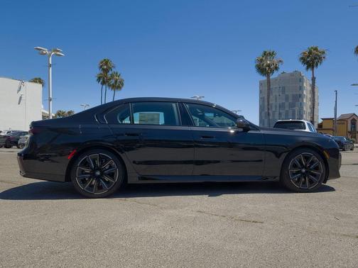 Black Sapphire Metallic 2026 BMW 740 i