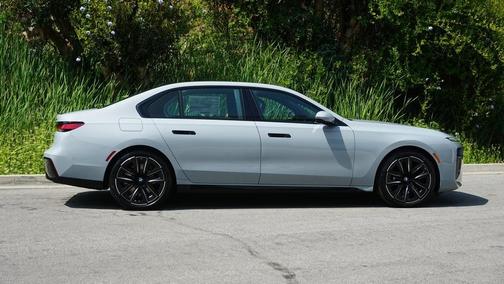 2025 BMW 740 i