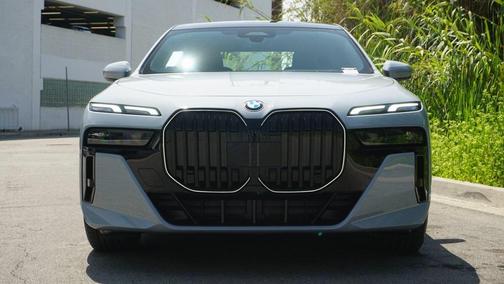 2025 BMW 740 i