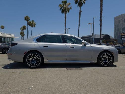Space Silver 2026 BMW i7 EDrive50