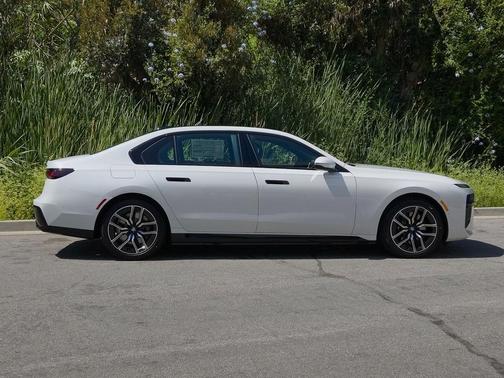 2025 BMW 750e xDrive