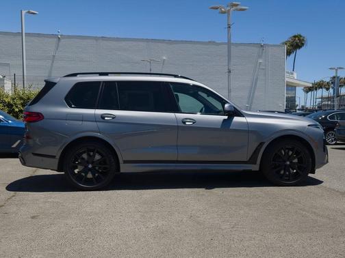 Gray Metallic 2026 BMW X7 xDrive40i