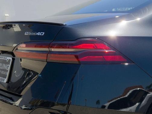 Black Sapphire Metallic 2026 BMW i5 eDrive40