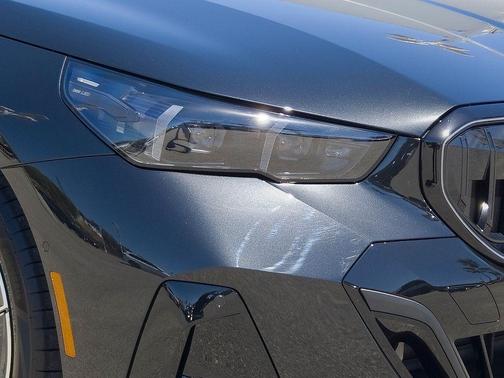 Black Sapphire Metallic 2026 BMW i5 eDrive40