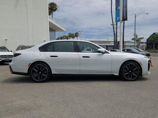 Mineral White Metallic 2026 BMW 750e xDrive