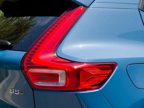 2023 Volvo XC40 B5 Ultimate Dark Theme