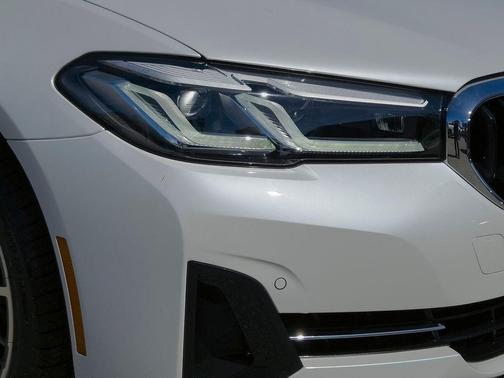 Mineral White Metallic 2023 BMW 540 i