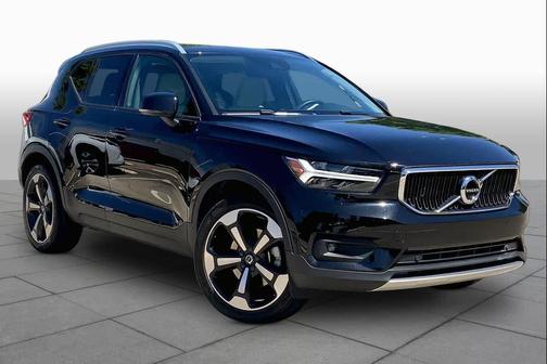 Onyx Black Metallic 2022 Volvo XC40 T5 Momentum