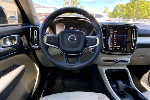 Onyx Black Metallic 2022 Volvo XC40 T5 Momentum
