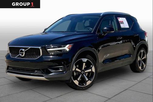 Onyx Black Metallic 2022 Volvo XC40 T5 Momentum