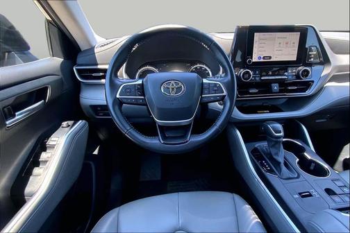 Magnetic Gray Metallic 2024 Toyota Highlander Hybrid XLE