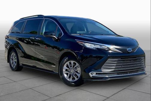Midnight Black Metallic 2021 Toyota Sienna XLE 7 Passenger