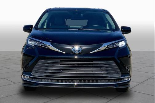Midnight Black Metallic 2021 Toyota Sienna XLE 7 Passenger