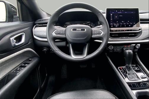 Diamond Black Crystal Pearlcoat 2024 Jeep Compass Latitude