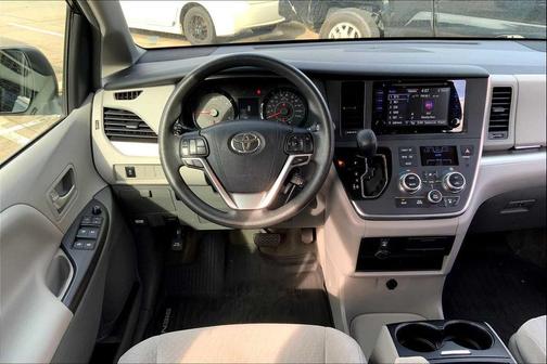 2017 Toyota Sienna LE
