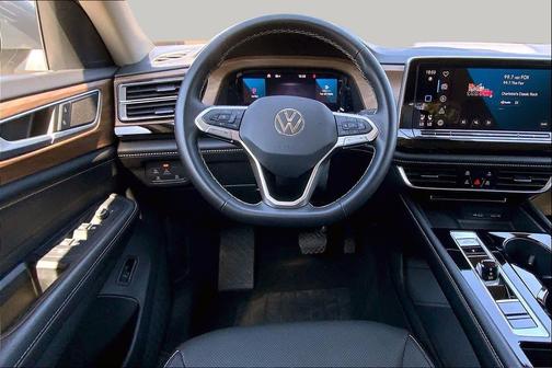 Silver Mist Metallic 2024 Volkswagen Atlas 2.0T SE w/Technology 4MOTION