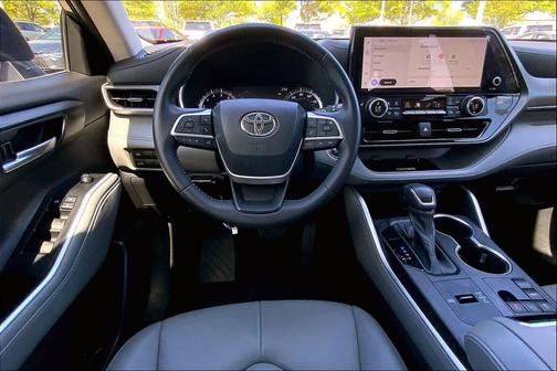 Midnight Black Metallic 2023 Toyota Highlander XLE