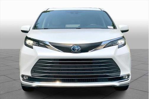 2022 Toyota Sienna XLE 8 Passenger