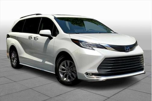 2022 Toyota Sienna XLE 8 Passenger