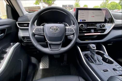 Midnight Black Metallic 2026 Toyota Highlander Hybrid XLE