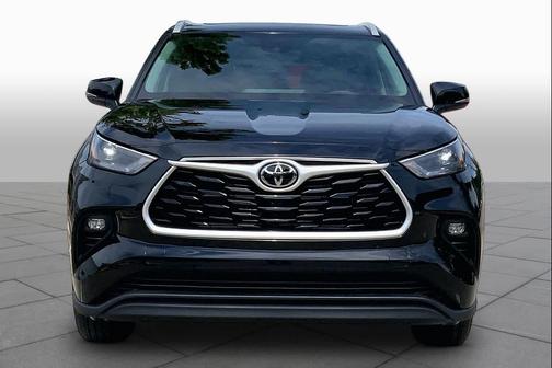 Midnight Black Metallic 2026 Toyota Highlander Hybrid XLE