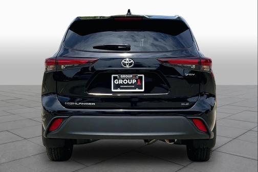 Midnight Black Metallic 2026 Toyota Highlander Hybrid XLE