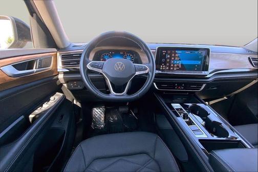 Deep Black Pearl 2024 Volkswagen Atlas 2.0T SE w/Technology 4MOTION