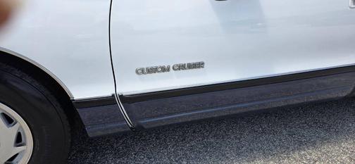 White 1991 Oldsmobile Custom Cruiser Base 4dr Wagon