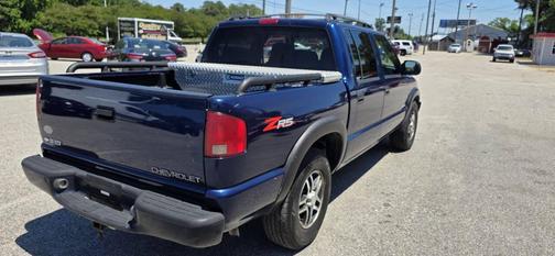 Blue 2004 Chevrolet S-10 Base