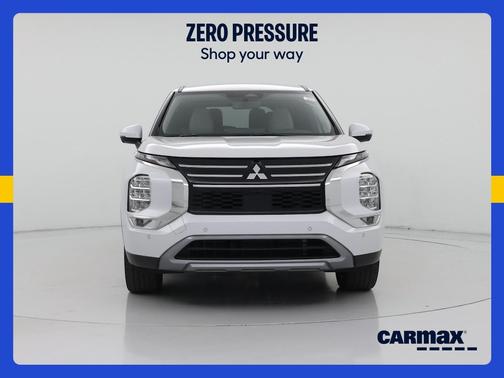 White 2025 Mitsubishi Outlander SE