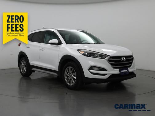 White 2017 Hyundai TUCSON SE