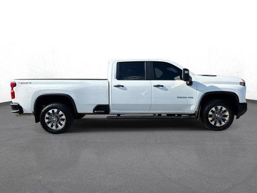 Summit White 2025 Chevrolet Silverado 2500 Custom