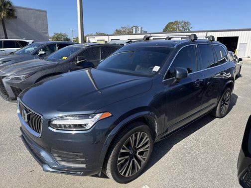 2022 Volvo XC90 T6 Momentum